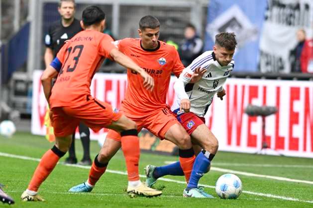 GER 2 FBL,, Hamburger SV vs SC Paderborn 07 28 09 2024, Volksparkstadion, Hamburg, GER 2 FBL, Hamburger SV vs SC Paderborn 07 in the picture Noah Katterbach Hamburg 33 tries to assert himself against Koen Kostons Paderborn 10 nordphotoxGmbH xWitke nph00002