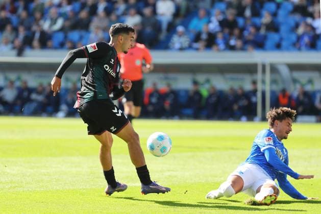 28 09 2024, xtvx, Fußball 2 Bundesliga, SV Darmstadt 98 1 FC Magdeburg emspor, v l Zweikampf, Duell, duel, tackle, compete Livan Burcu 1 FC Magdeburg Guille Bueno SV Darmstadt 98 DFL DFB REGULATIONS PROHIBIT ANY USE OF PHOTOGRAPHS as IMAGE SEQUENCES and or QUASI VIDEO Darmstadt