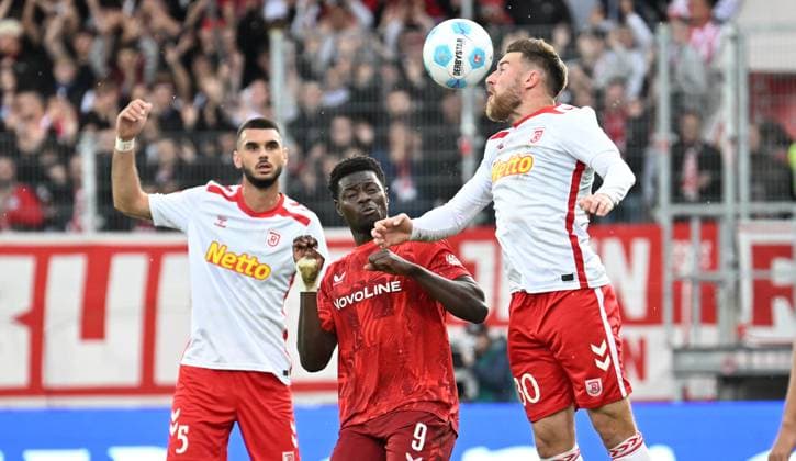 28 09 2024 Soccer Season 2024 2025 2 Soccer Bundesliga 07 Matchday SSV Jahn Regensburg 1 FC Kaiserslautern Lautern FCK Rote Teulfel Sportfoto Zink xwoxzix DFL regulations prohibit any use of photographs as image sequences and or quasi video only for editorial use Rasim Bulic 5, SSV Jahn Regensburg Ragnar Ache 9, 1 FC Kaiserslautern FCK Christian Kühlwetter 30, SSV Jahn Regensburg