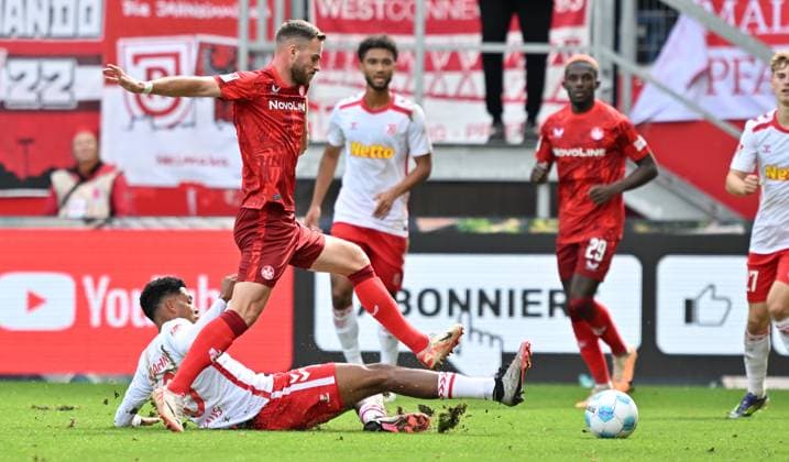 28 09 2024 Soccer Season 2024 2025 2 Soccer Bundesliga 07 Matchday SSV Jahn Regensburg 1 FC Kaiserslautern Lautern FCK Rote Teulfel Sportfoto Zink xwoxzix DFL regulations prohibit any use of photographs as image sequences and or quasi video only for editorial use Boris Tomiak 2, 1 FC Kaiserslautern FCK Noah Ganaus 20, SSV Jahn Regensburg