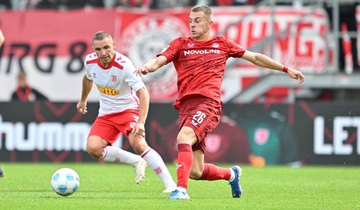 28 09 2024 Soccer Season 2024 2025 2 Soccer Bundesliga 07 Matchday SSV Jahn Regensburg 1 FC Kaiserslautern Lautern FCK Rote Teulfel Sportfoto Zink xwoxzix DFL regulations prohibit any use of photographs as image sequences and or quasi video only for editorial use Andreas Geipl 8, SSV Jahn Regensburg Filip Kaloc 26, 1 FC Kaiserslautern FCK