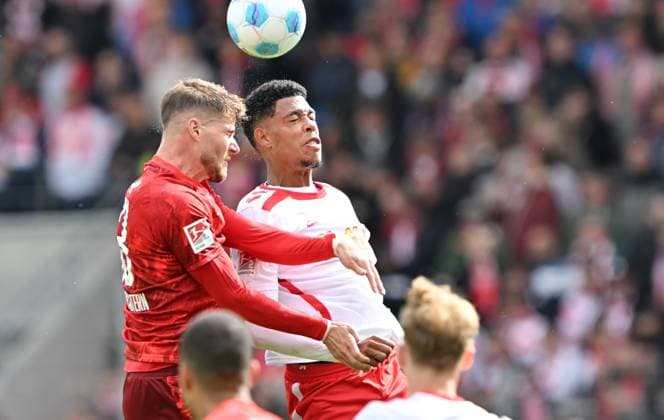 28 09 2024 Soccer Season 2024 2025 2 Soccer Bundesliga 07 Matchday SSV Jahn Regensburg 1 FC Kaiserslautern Lautern FCK Rote Teulfel Sportfoto Zink xwoxzix DFL regulations prohibit any use of photographs as image sequences and or quasi video only for editorial use Jan Elvedi 33, 1 FC Kaiserslautern FCK in header duel with Noah Ganaus 20, SSV Jahn Regensburg