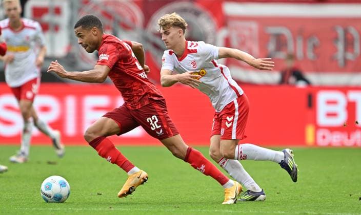 28 09 2024 Soccer Season 2024 2025 2 Soccer Bundesliga 07 Matchday SSV Jahn Regensburg 1 FC Kaiserslautern Lautern FCK Rote Teulfel Sportfoto Zink xwoxzix DFL regulations prohibit any use of photographs as image sequences and or quasi video only for editorial use Jan Gyamerah 32, 1 FC Kaiserslautern FCK Dominik Kother 27, SSV Jahn Regensburg