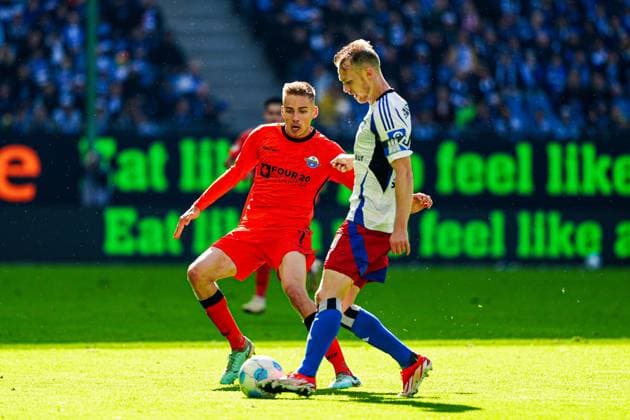 Filip Bilbija SC Paderborn, 07 , Sebastian Schonlau Hamburger SV, 04 GER, Hamburger SV vs SC Paderborn 07, Football, 2 Bundesliga, Matchday 7, Season 2024 2025, 28 09 2024 DFL REGULATIONS PROHIBIT ANY USE OF PHOTOGRAPHS AS IMAGE SEQUENCES AND OR QUASI VIDEO GER, Hamburger SV vs SC Paderborn 07, Football, 2 Bundesliga, Matchday 7, Season 2024 2025, 28 09 2024 Hamburg Copyright: xEibner-Pressefoto MarcelxvonxFehrnx EP_MFN