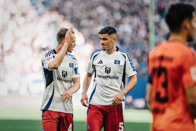 Soccer Men Season 2024 2025 2 Soccer Bundesliga 7 Matchday Hamburger SV vs SC Paderborn 07 28 09 2024 v l Sebastian Schonlau 4, HSV gives instructions to Dennis Hadzikadunic 5, HSV Hamburg Volksparkstadion Hamburg Germany