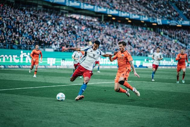 Soccer Men Season 2024 2025 2 Soccer Bundesliga 7 Matchday Hamburger SV vs SC Paderborn 07 28 09 2024 v l Robert Glatzel 9, HSV taking a shot on goal against Calvin Brackelmann 4, SC Paderborn 07 Hamburg Volksparkstadion Hamburg Germany