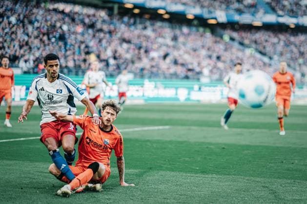 Soccer Men Season 2024 2025 2 Soccer Bundesliga 7 Matchday Hamburger SV vs SC Paderborn 07 28 09 2024 v l Robert Glatzel 9, HSV taking a shot on goal against Calvin Brackelmann 4, SC Paderborn 07 Hamburg Volksparkstadion Hamburg Germany