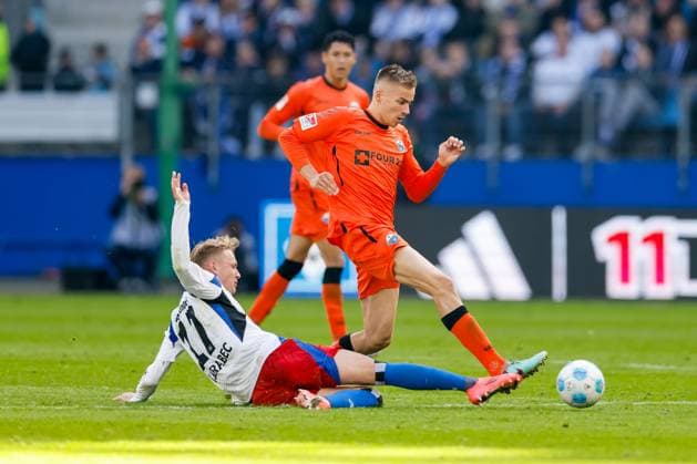 Hamburg, 28 September 2024 Football, 2 Bundesliga 2024 25, Hamburger SV SC Paderborn 07 Adam Karabec Hamburger SV, 17 , Filip Bilbija SC Paderborn 07, 7 DFL REGULATIONS PROHIBIT ANY USE OF PHOTOGRAPHS AS IMAGE SEQUENCES AND OR QUASI VIDEO