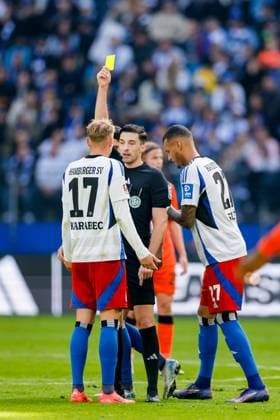 Hamburg, 28 September 2024 Soccer, 2 Bundesliga 2024 25, Hamburger SV SC Paderborn 07 Referee Florian Badstübner Nuremberg shows Adam Karabec Hamburger SV, 17 the yellow card DFL REGULATIONS PROHIBIT ANY USE OF PHOTOGRAPHS AS IMAGE SEQUENCES AND OR QUASI VIDEO