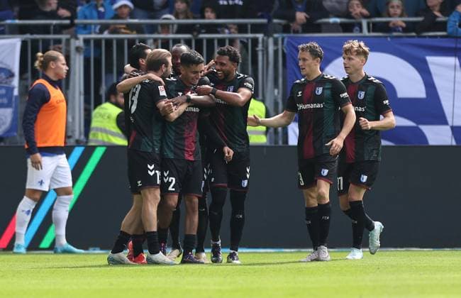 28 09 2024, xdcx, Fußball 2 Bundesliga, SV Darmstadt 98 1 FC Magdeburg, emonline, emspor, despor, v l , Torjubel zum 1 2 durch Connor Krempicki 1 FC Magdeburg , Goal celebration, celebrate the goal DFL DFB REGULATIONS PROHIBIT ANY USE OF PHOTOGRAPHS AS IMAGE SEQUENCES AND OR QUASI VIDEO Copyright: HMBxMedia Claus