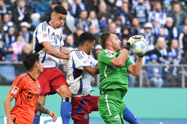 GER 2 FBL,, Hamburger SV vs SC Paderborn 07 28 09 2024, Volksparkstadion, Hamburg, GER 2 FBL, Hamburger SV vs SC Paderborn 07 in picture Goalkeeper Pelle Boevink Paderborn 01 defends the goal against Robert Glatzel Hamburg 09 nordphotoxGmbH xWitke nph00002