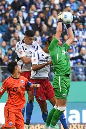 GER 2 FBL,, Hamburger SV vs SC Paderborn 07 28 09 2024, Volksparkstadion, Hamburg, GER 2 FBL, Hamburger SV vs SC Paderborn 07 in picture Goalkeeper Pelle Boevink Paderborn 01 defends the goal against Robert Glatzel Hamburg 09 nordphotoxGmbH xWitke nph00002