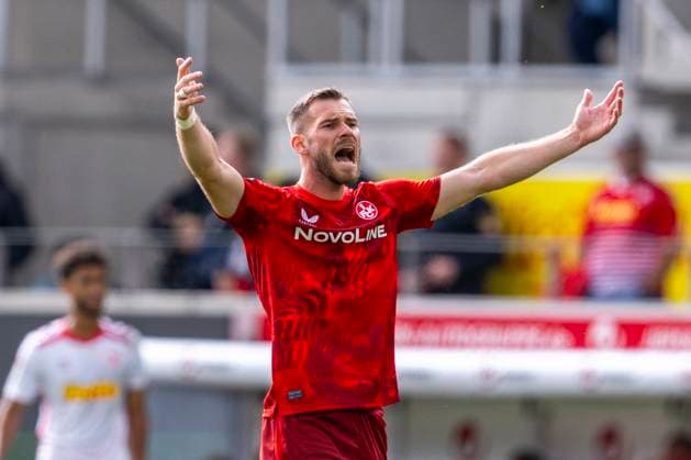 28.09.2024: Fußball, 2. Bundesliga: SSV Jahn Regensburg - 1. FC Kaiserslautern, Saison 2024 2025. Lautern Boris Tomiak beschwert sich. WICHTIGER HINWEIS: Gemäß den Vorgaben der DFL Deutsche Fußball Liga bzw. des DFB Deutscher Fußball-Bund ist es untersagt, in dem Stadion und oder vom Spiel angefertigte Fotoaufnahmen in Form von Sequenzbildern und oder videoähnlichen Fotostrecken zu verwerten bzw. verwerten zu lassen. *** 28 09 2024 Football, 2 Bundesliga SSV Jahn Regensburg 1 FC Kaiserslautern, season 2024 2025 Lautern Boris Tomiak complains IMPORTANT NOTE According to the regulations of the DFL German Football League and the DFB German Football Association, it is prohibited to use or have used photographs taken in the stadium and or of the match in the form of sequential images and or video-like photo series Copyright: xDavidxInderliedx