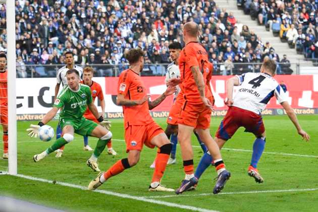 GER 2 FBL,, Hamburger SV vs SC Paderborn 07 28 09 2024, Volksparkstadion, Hamburg, GER 2 FBL, Hamburger SV vs SC Paderborn 07 in picture Goalkeeper Pelle Boevink Paderborn 01 defends the goal against Sebastian Schonlau Hamburg 04 nordphotoxGmbH xWitke nph00002