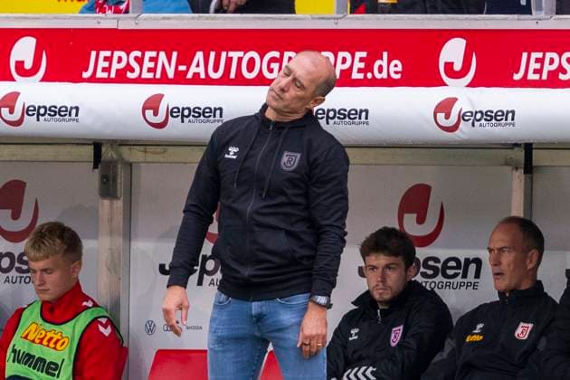 28 09 2024 Football, 2 Bundesliga SSV Jahn Regensburg 1 FC Kaiserslautern, Season 2024 2025 Regensburg coach Joe Enochs holds his head crooked IMPORTANT NOTE According to the regulations of the DFL German Football League or the DFB German Football Association, it is prohibited to use or have used photographs taken in the stadium and or of the match in the form of sequential images and or video-like photo series Copyright: xDavidxInderliedx