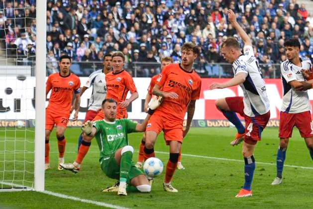 GER 2 FBL,, Hamburger SV vs SC Paderborn 07 28 09 2024, Volksparkstadion, Hamburg, GER 2 FBL, Hamburger SV vs SC Paderborn 07 in picture Goalkeeper Pelle Boevink Paderborn 01 defends the goal against Sebastian Schonlau Hamburg 04 nordphotoxGmbH xWitke nph00002