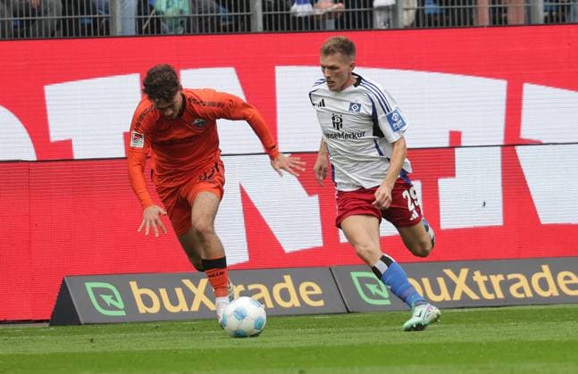 Aaron Zehnter SC Paderborn 07 , Emir Sahiti HSV Fussball, Herren, Saison 2024 2025, 2 BL, Volksparkstadion, Hamburger SV vs SC Paderborn DFL REGULATIONS PROHIBIT ANY USE OF PHOTOGRAPHS AS IMAGE SEQUENCES AND OR QUASI VIDEO
