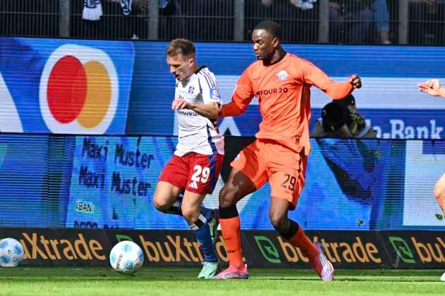 GER 2 FBL,, Hamburger SV vs SC Paderborn 07 28 09 2024, Volksparkstadion, Hamburg, GER 2 FBL, Hamburger SV vs SC Paderborn 07 in the picture Emir Sahiti Hamburg 29 tries to assert himself against Ilyas Ansah Paderborn 29 nordphotoxGmbH xWitke nph00002