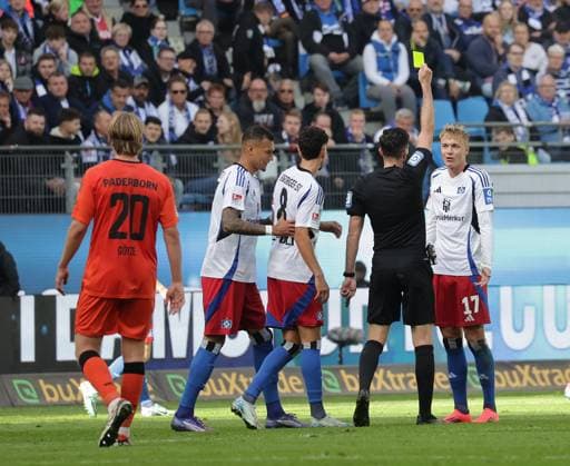 Referee Florian Badstuebner shows Adam Karabec HSV the yellow card Football, Men, Season 2024 2025, 2 BL, Volksparkstadion, Hamburger SV vs SC Paderborn DFL REGULATIONS PROHIBIT ANY USE OF PHOTOGRAPHS AS IMAGE SEQUENCES AND OR QUASI VIDEO