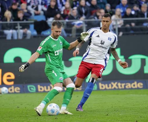 Pelle Boevink SC Paderborn 07 vs Davie Selke HSV Fußball, Herren, Saison 2024 2025, 2 BL, Volksparkstadion, Hamburger SV vs SC Paderborn DFL REGULATIONS PROHIBIT ANY USE OF PHOTOGRAPHS AS IMAGE SEQUENCES AND OR QUASI VIDEO