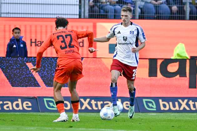 GER 2 FBL,, Hamburger SV vs SC Paderborn 07 28 09 2024, Volksparkstadion, Hamburg, GER 2 FBL, Hamburger SV vs SC Paderborn 07 in the picture Emir Sahiti Hamburg 29 tries to assert himself against Aaron Zehnter Paderborn 32 nordphotoxGmbH xWitke nph00002