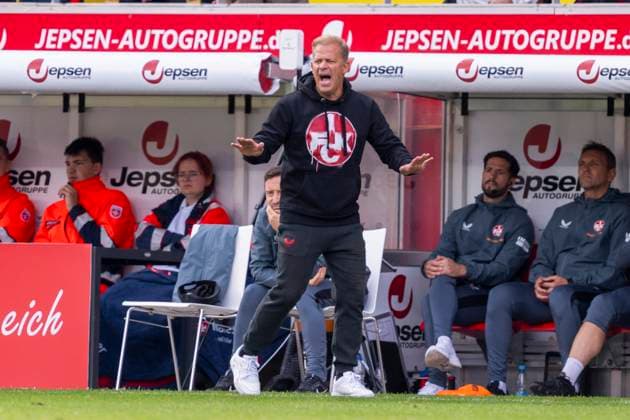 28 09 2024 Football, 2 Bundesliga SSV Jahn Regensburg 1 FC Kaiserslautern, Season 2024 2025 Lautern Coach Markus Anfang gives instructions IMPORTANT NOTE According to the regulations of the DFL German Football League or the DFB German Football Association, it is prohibited to use or have used photographs taken in the stadium and or of the match in the form of sequential images and or video-like photo series Copyright: xDavidxInderliedx