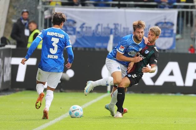 28 09 2024, xtvx, Fußball 2 Bundesliga, SV Darmstadt 98 1 FC Magdeburg emspor, v l Zweikampf, Duell, duel, tackle, compete Andreas Mueller SV Darmstadt 98 Tarek Chahed 1 FC Magdeburg DFL DFB REGULATIONS PROHIBIT ANY USE OF PHOTOGRAPHS as IMAGE SEQUENCES and or QUASI VIDEO Darmstadt