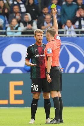 28 09 2024, xtvx, Fußball 2 Bundesliga, SV Darmstadt 98 1 FC Magdeburg emspor, v l Gelbe Karte, yellow card Marcus Mathisen 1 FC Magdeburg Referee Michael Bacher DFL DFB REGULATIONS PROHIBIT ANY USE OF PHOTOGRAPHS as IMAGE SEQUENCES and or QUASI VIDEO Darmstadt