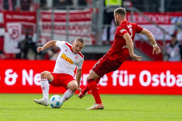 28 09 2024 Football, 2 Bundesliga SSV Jahn Regensburg 1 FC Kaiserslautern, Season 2024 2025 Regensburgs Andreas Geipl l and Lauterns Boris Tomiak fight for the ball IMPORTANT NOTICE According to the regulations of the DFL German Football League and the DFB German Football Association, it is prohibited to use or have used photographs taken in the stadium and or of the match in the form of sequential images and or video-like photo series Copyright: xDavidxInderliedx