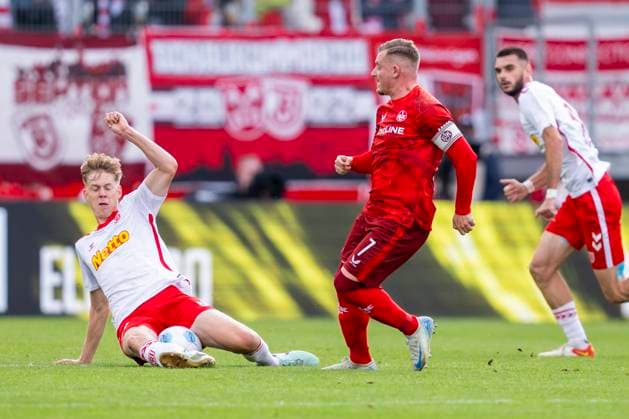 28 09 2024 Football, 2 Bundesliga SSV Jahn Regensburg 1 FC Kaiserslautern, Season 2024 2025 Regensburgs Louis Breunig l and Lauterns Marlon Ritter fight for the ball IMPORTANT NOTICE According to the regulations of the DFL German Football League and the DFB German Football Association, it is prohibited to use or have used photographs taken in the stadium and or of the match in the form of sequential images and or video-like photo series Copyright: xDavidxInderliedx