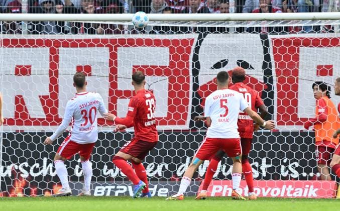 28 09 2024 Soccer Season 2024 2025 2 Soccer Bundesliga 07 Matchday SSV Jahn Regensburg 1 FC Kaiserslautern Lautern FCK Rote Teulfel Sportfoto Zink xwoxzix DFL regulations prohibit any use of photographs as image sequences and or quasi video only for editorial use Header by Christian Kühlwetter 30, SSV Jahn Regensburg on crossbar Crossbar Chance Goal chance