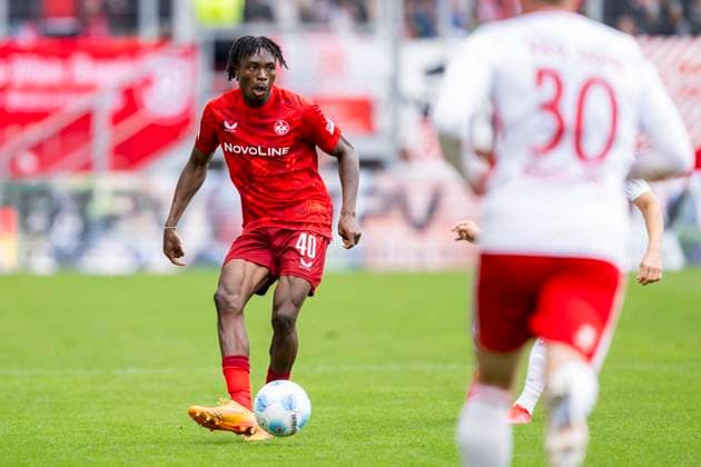 28 09 2024 Football, 2 Bundesliga SSV Jahn Regensburg 1 FC Kaiserslautern, Season 2024 2025 Lautern Dickson Abiama runs with the ball on his foot IMPORTANT NOTE According to the regulations of the DFL German Football League and the DFB German Football Association, it is prohibited to use or have used photographs taken in the stadium and or of the match in the form of sequential images and or video-like photo series Copyright: xDavidxInderliedx