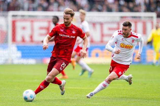 28 09 2024 Football, 2 Bundesliga SSV Jahn Regensburg 1 FC Kaiserslautern, Season 2024 2025 Lautern Jannis Heuer l and Regensburgs Christian Kühlwetter fight for the ball IMPORTANT NOTICE According to the regulations of the DFL German Football League and the DFB German Football Association, it is prohibited to use or have used photographs taken in the stadium and or of the match in the form of sequential images and or video-like photo series Copyright: xDavidxInderliedx