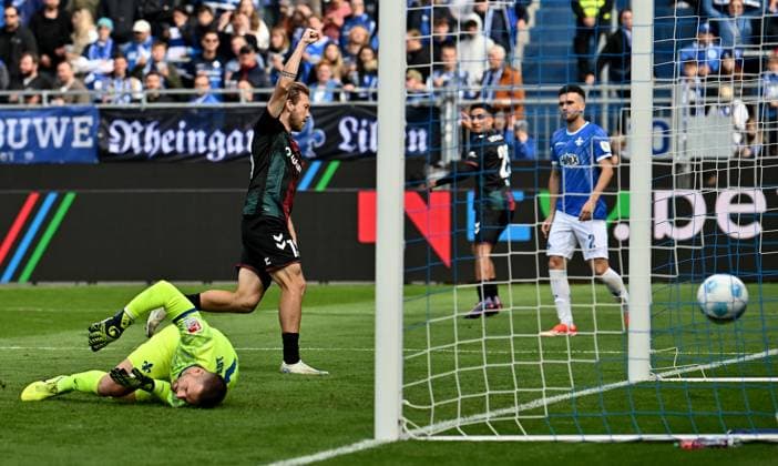 28 09 2024, xfux, Fußball 2 Bundesliga, SV Darmstadt 98 1 FC Magdeburg, v l Marcel Schuhen SV Darmstadt 98 , Torschuetze Torschütze Connor Krempicki 1 FC Magdeburg Goal scored, Goal to 1 2 DFL DFB REGULATIONS PROHIBIT ANY USE OF PHOTOGRAPHS as IMAGE SEQUENCES and or QUASI VIDEO Licensing of the photographic work to and or by SV Darmstadt 1898 e V and subsidiaries is not permitted No release of or sale to SV Darmstadt 1898 e V Darmstadt