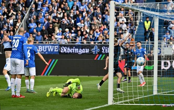 28 09 2024, xfux, Fußball 2 Bundesliga, SV Darmstadt 98 1 FC Magdeburg, v l Marcel Schuhen SV Darmstadt 98 , Torschuetze Torschütze Connor Krempicki 1 FC Magdeburg Goal scored, Goal to 1 2 DFL DFB REGULATIONS PROHIBIT ANY USE OF PHOTOGRAPHS as IMAGE SEQUENCES and or QUASI VIDEO Licensing of the photographic work to and or by SV Darmstadt 1898 e V and subsidiaries is not permitted No release of or sale to SV Darmstadt 1898 e V Darmstadt