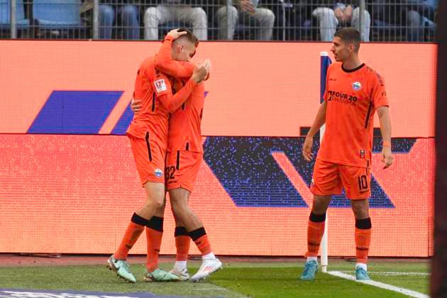 GER 2 FBL,, Hamburger SV vs SC Paderborn 07 28 09 2024, Volksparkstadion, Hamburg, GER 2 FBL, Hamburger SV vs SC Paderborn 07 in picture Filip Bilbija Paderborn 07 shoots the goal to 1 0 for Paderborn and cheers with the team nordphotoxGmbH xWitke nph00002