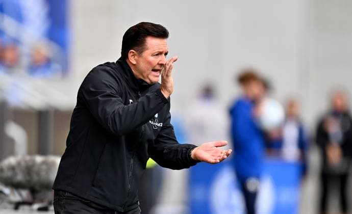 28 09 2024, xfux, Fussball 2 Bundesliga, SV Darmstadt 98 1 FC Magdeburg, v l Trainer Christian Titz 1 FC Magdeburg gives instructions, gesticulates, gesticulate with arms gives instructions, gesticulate, gesticolando DFL DFB REGULATIONS PROHIBIT ANY USE OF PHOTOGRAPHS as IMAGE SEQUENCES and or QUASI VIDEO Licensing of the photographic work to and or by SV Darmstadt 1898 e V and subsidiaries is not permitted No release of or sale to SV Darmstadt 1898 e V Darmstadt