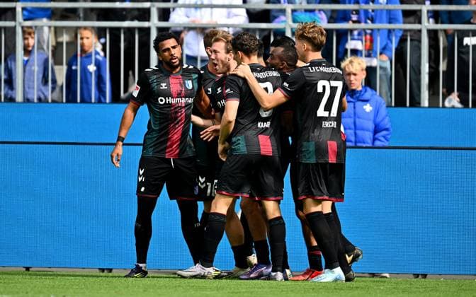28 09 2024, xfux, Fußball 2 Bundesliga, SV Darmstadt 98 1 FC Magdeburg, v l Torschuetze Torschütze Connor Krempicki 1 FC Magdeburg und Spieler 1 FC Magdeburg Torjubel, Jubel, Goal celebration, celebrate the goal zum 1 2 jubelnd bejubelt jubelt jubeln Jubel DFL DFB REGULATIONS PROHIBIT ANY USE OF PHOTOGRAPHS as IMAGE SEQUENCES and or QUASI VIDEO Licensing of the photographic work to and or by SV Darmstadt 1898 e V and subsidiaries is not permitted No release of or sale to SV Darmstadt 1898 e V Darmstadt