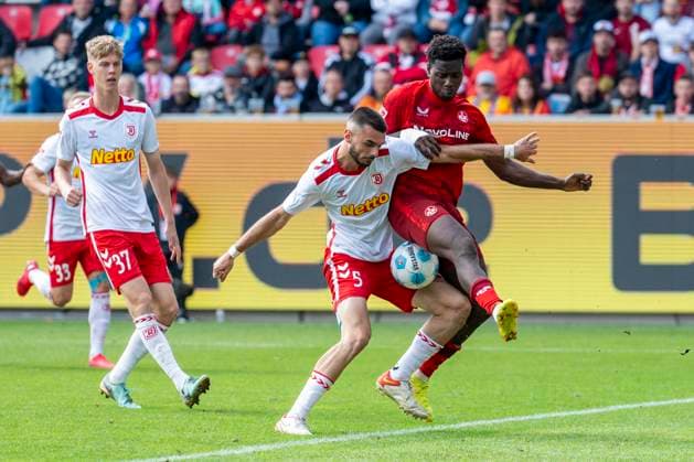28 09 2024 Football, 2 Bundesliga SSV Jahn Regensburg 1 FC Kaiserslautern, season 2024 2025 at Jahnstadion Regensburgs Rasim Bulic l and Lauterns Ragnar Ache fight for the ball IMPORTANT NOTE According to the regulations of the DFL German Football League and the DFB German Football Association, it is prohibited to use or have used photographs taken in the stadium and or of the match in the form of sequential images and or video-like photo series Copyright: xDavidxInderliedx