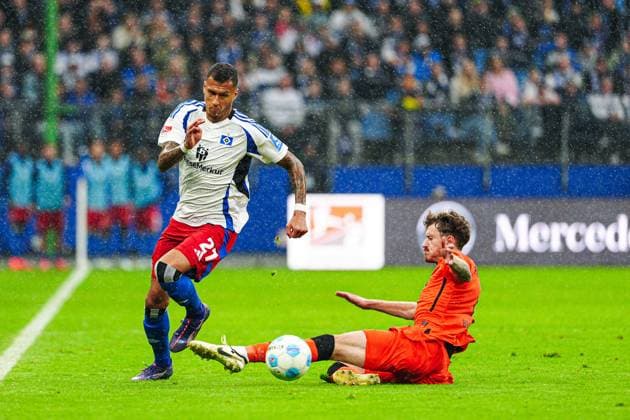 Davie Selke Hamburger SV, 27 , Felix Goetze SC Paderborn, 20 GER, Hamburger SV vs SC Paderborn 07, Football, 2 Bundesliga, Matchday 7, Season 2024 2025, 28 09 2024 DFL REGULATIONS PROHIBIT ANY USE OF PHOTOGRAPHS AS IMAGE SEQUENCES AND OR QUASI VIDEO GER, Hamburger SV vs SC Paderborn 07, Football, 2 Bundesliga, Matchday 7, Season 2024 2025, 28 09 2024 Hamburg Copyright: xEibner-Pressefoto MarcelxvonxFehrnx EP_MFN