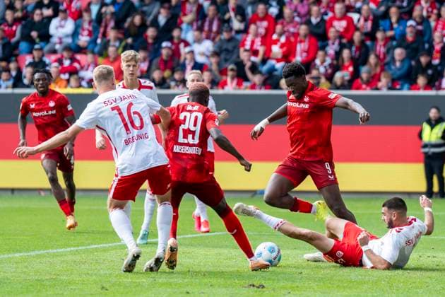 28 09 2024 Football, 2 Bundesliga SSV Jahn Regensburg 1 FC Kaiserslautern, season 2024 2025 at Jahnstadion Lautern Ragnar Ache runs with the ball at his foot IMPORTANT NOTE According to the regulations of the DFL German Football League and the DFB German Football Association, it is prohibited to use or have used photographs taken in the stadium and or of the match in the form of sequential images and or video-like photo series Copyright: xDavidxInderliedx