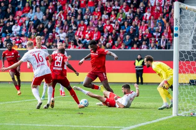 28 09 2024 Football, 2 Bundesliga SSV Jahn Regensburg 1 FC Kaiserslautern, season 2024 2025 at Jahnstadion Lautern Ragnar Ache and Regensburgs Rasim Bulic fight for the ball IMPORTANT NOTICE According to the regulations of the DFL German Football League and the DFB German Football Association, it is prohibited to use or have used photographs taken in the stadium and or of the match in the form of sequential images and or video-like photo series Copyright: xDavidxInderliedx