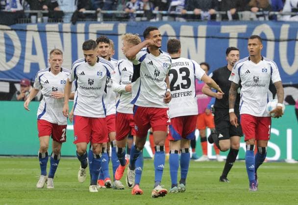 Goal celebration 1 1 Robert Glatzel HSV Fussball, Herren, Saison 2024 2025, 2 BL, Volksparkstadion, Hamburger SV vs SC Paderborn DFL REGULATIONS PROHIBIT ANY USE OF PHOTOGRAPHS AS IMAGE SEQUENCES AND OR QUASI VIDEO