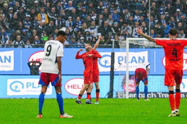 Goal celebration SC Paderborn after goal to 1 2 Filip Bilbija SC Paderborn, 07 GER, Hamburger SV vs SC Paderborn 07, Football, 2 Bundesliga, Matchday 7, Season 2024 2025, 28 09 2024 DFL REGULATIONS PROHIBIT ANY USE OF PHOTOGRAPHS AS IMAGE SEQUENCES AND OR QUASI VIDEO GER, Hamburger SV vs SC Paderborn 07, Football, 2 Bundesliga, Matchday 7, Season 2024 2025, 28 09 2024 Hamburg Copyright: xEibner-Pressefoto MarcelxvonxFehrnx EP_MFN
