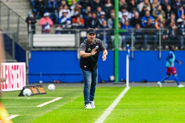 Lukas Kwasniok SC Paderborn, Coach GER, Hamburger SV vs SC Paderborn 07, Football, 2 Bundesliga, Matchday 7, Season 2024 2025, 28 09 2024 DFL REGULATIONS PROHIBIT ANY USE OF PHOTOGRAPHS AS IMAGE SEQUENCES AND OR QUASI VIDEO GER, Hamburger SV vs SC Paderborn 07, Football, 2 Bundesliga, Matchday 7, Season 2024 2025, 28 09 2024 Hamburg Copyright: xEibner-Pressefoto MarcelxvonxFehrnx EP_MFN