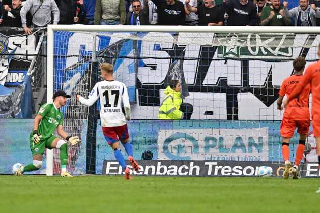 GER 2 FBL,, Hamburger SV vs SC Paderborn 07 28 09 2024, Volksparkstadion, Hamburg, GER 2 FBL, Hamburger SV vs SC Paderborn 07 in picture Robert Glatzel Hamburg 09 shoots the goal to equalize 1 1 for Hamburg past goalkeeper Pelle Boevink Paderborn l 01 nordphotoxGmbH xWitke nph00002