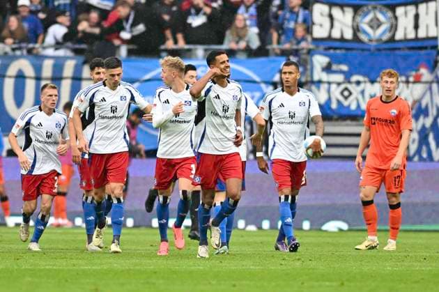 GER 2 FBL,, Hamburger SV vs SC Paderborn 07 28 09 2024, Volksparkstadion, Hamburg, GER 2 FBL, Hamburger SV vs SC Paderborn 07 in the picture Robert Glatzel Hamburg 09 shoots the goal for the 1 1 equalizer for Hamburg past goalkeeper Pelle Boevink Paderborn l 01 and cheers nordphotoxGmbH xWitke nph00002