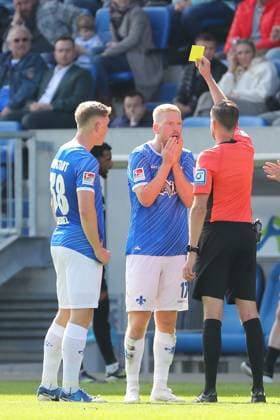 28 09 2024, xtvx, Fußball 2 Bundesliga, SV Darmstadt 98 1 FC Magdeburg emspor, v l Gelbe Karte, yellow card Kai Klefisch SV Darmstadt 98 Referee Michael Bacher DFL DFB REGULATIONS PROHIBIT ANY USE OF PHOTOGRAPHS as IMAGE SEQUENCES and or QUASI VIDEO Darmstadt