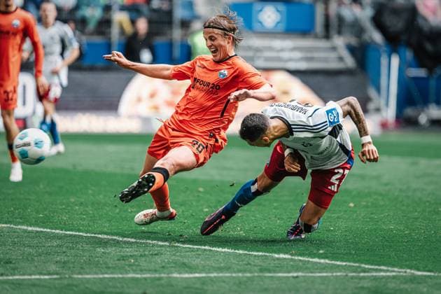 Soccer Men Season 2024 2025 2 Soccer Bundesliga 7 Matchday Hamburger SV vs SC Paderborn 07 28 09 2024 right Davie Selke 27, HSV scores with his head, left Felix Götze 20, SC Paderborn 07 cant stop him Hamburg Volksparkstadion Hamburg Germany