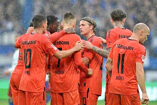 GER 2 FBL,, Hamburger SV vs SC Paderborn 07 28 09 2024, Volksparkstadion, Hamburg, GER 2 FBL, Hamburger SV vs SC Paderborn 07 in the picture Filip Bilbija Paderborn 07 scores the goal to 2 1 for Paderborn and cheers with the team nordphotoxGmbH xWitke nph00002